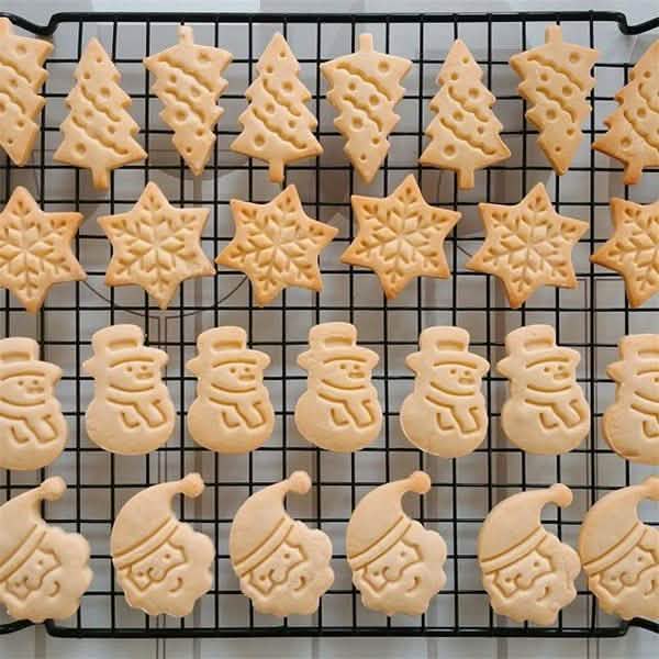 4-Piece: Plastic Cookie Baking Moulds DailySale